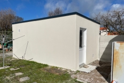 Garage en béton enduit toit terrasse